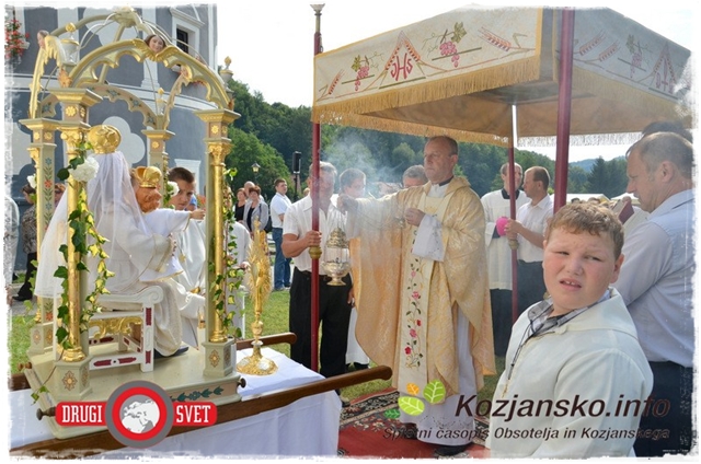 Pomožni ljubljanski škof dr. Jamnik je vodil procesijo